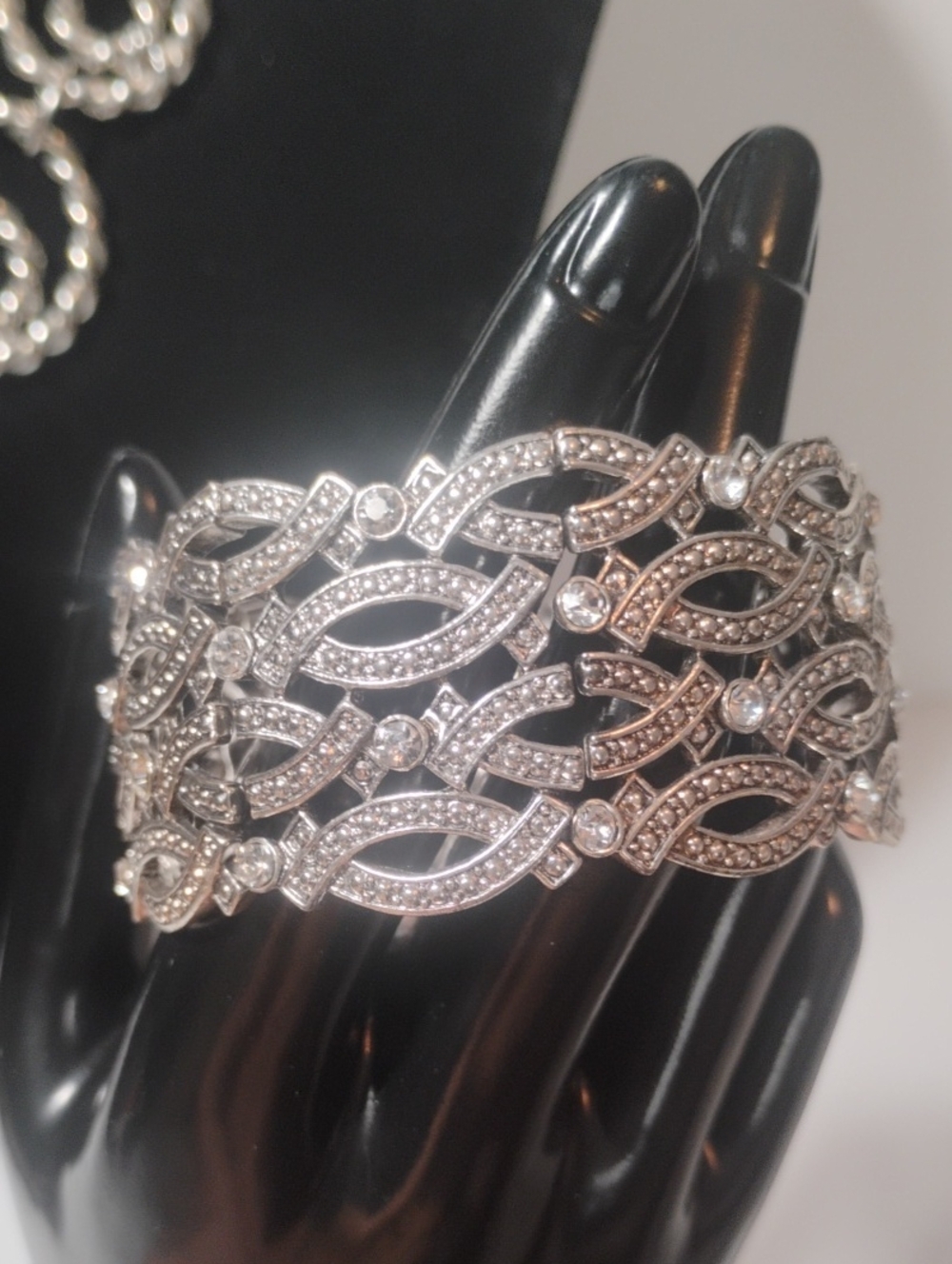 Georgeous Silver Necklace & Bracelet - Picture 5 of 6